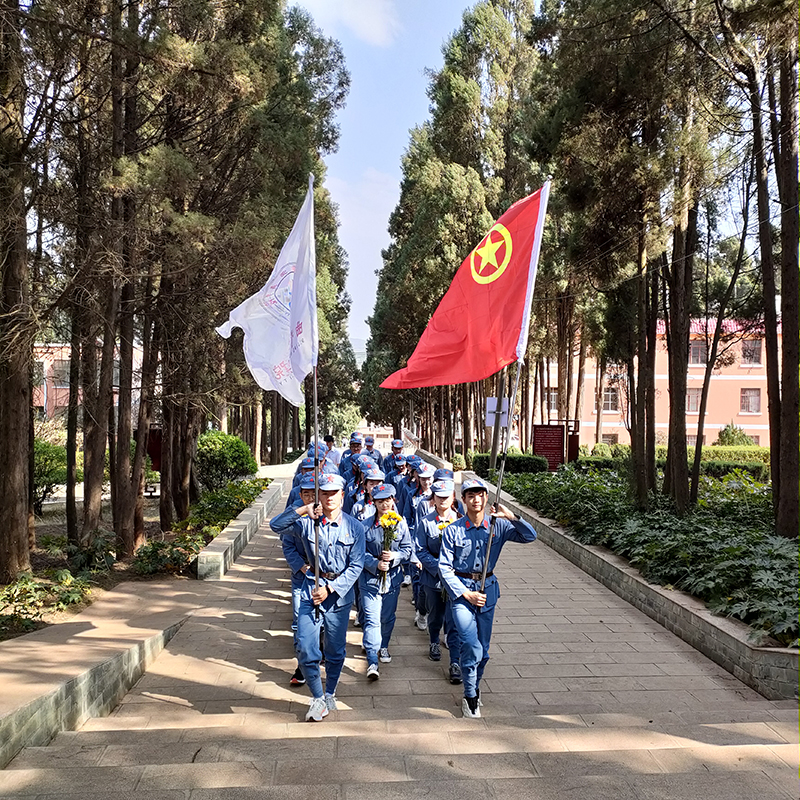 2.前往革命烈士陵园.jpg